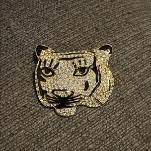 Chic Gold Cat Brooch